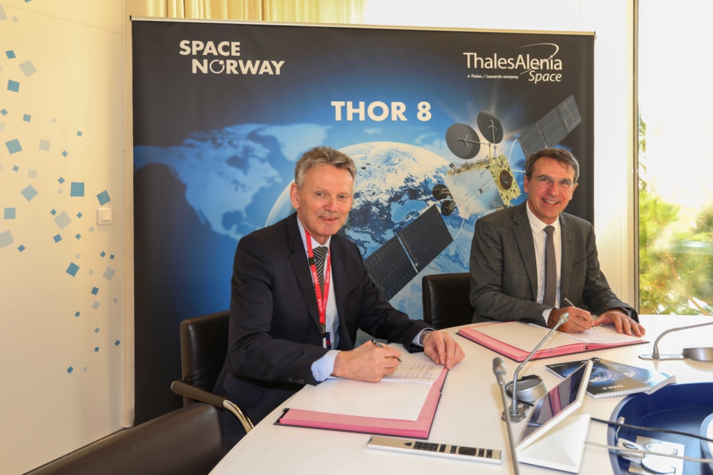 From left: Morten Tengs, CEO of Space Norway, and Hervé Derrey, CEO of Thales Alenia Space, sign the contract for THOR 8. (Image: Thales Alenia Space)