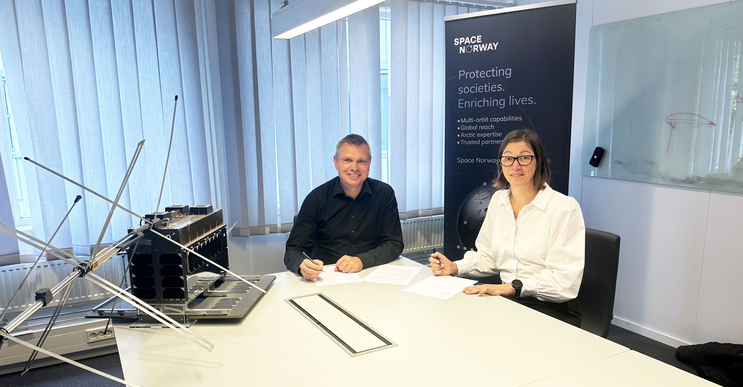 VDES agreement signing between Space Norway and Sternula.